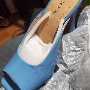 Patent leather upperLeather lining and footbedLeather outsole